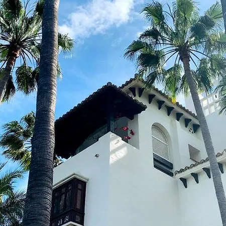 Apartment Puente Luxury Penthouse, Beachside & Sea Views *
